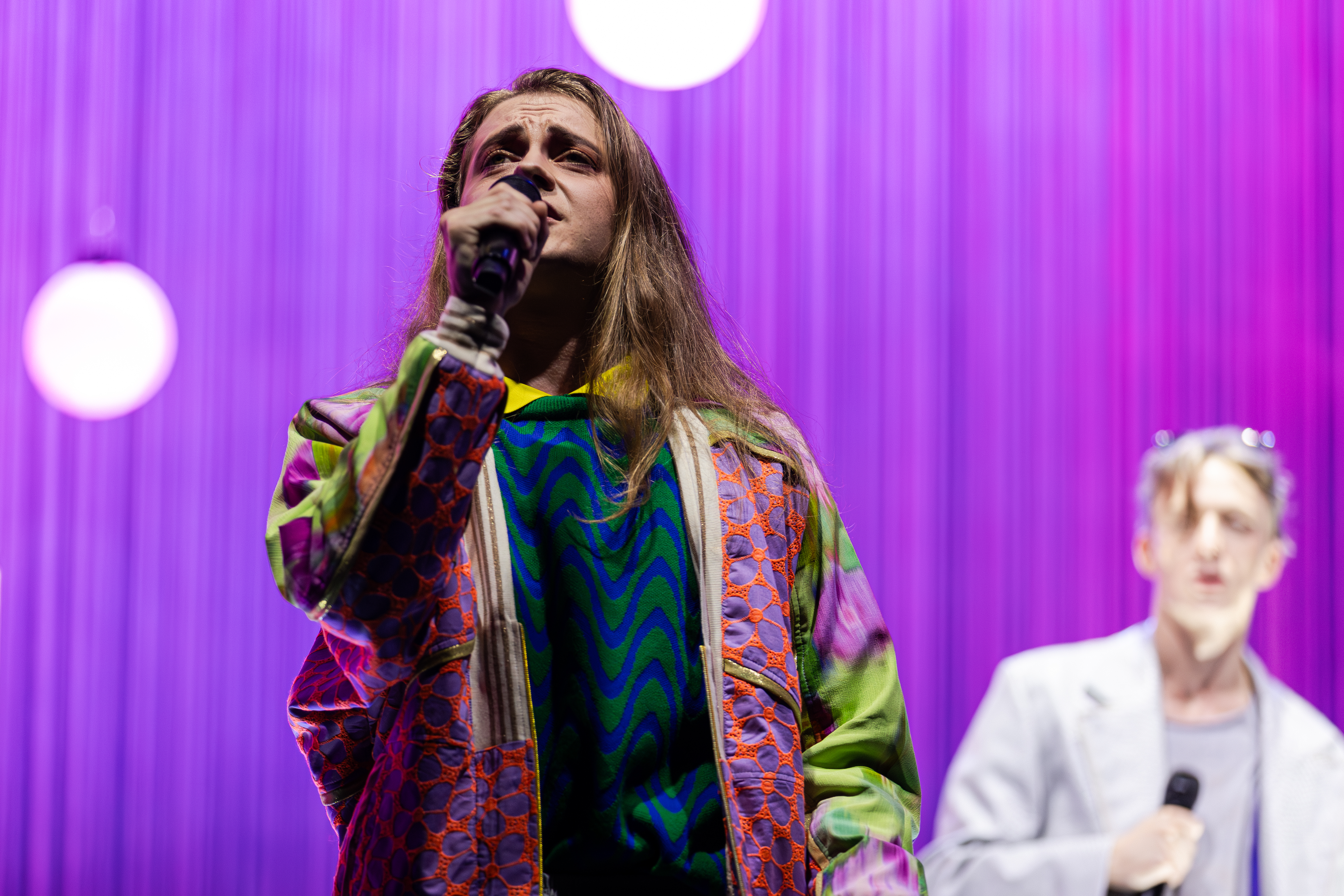 Henning Mittwollen singt mit offenen Haaren als Celine Dion.